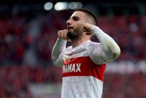 mk网址 -斯图加特训练开放日，加时末段战术微调引欢呼，欧联在即，临场指挥获称赞 