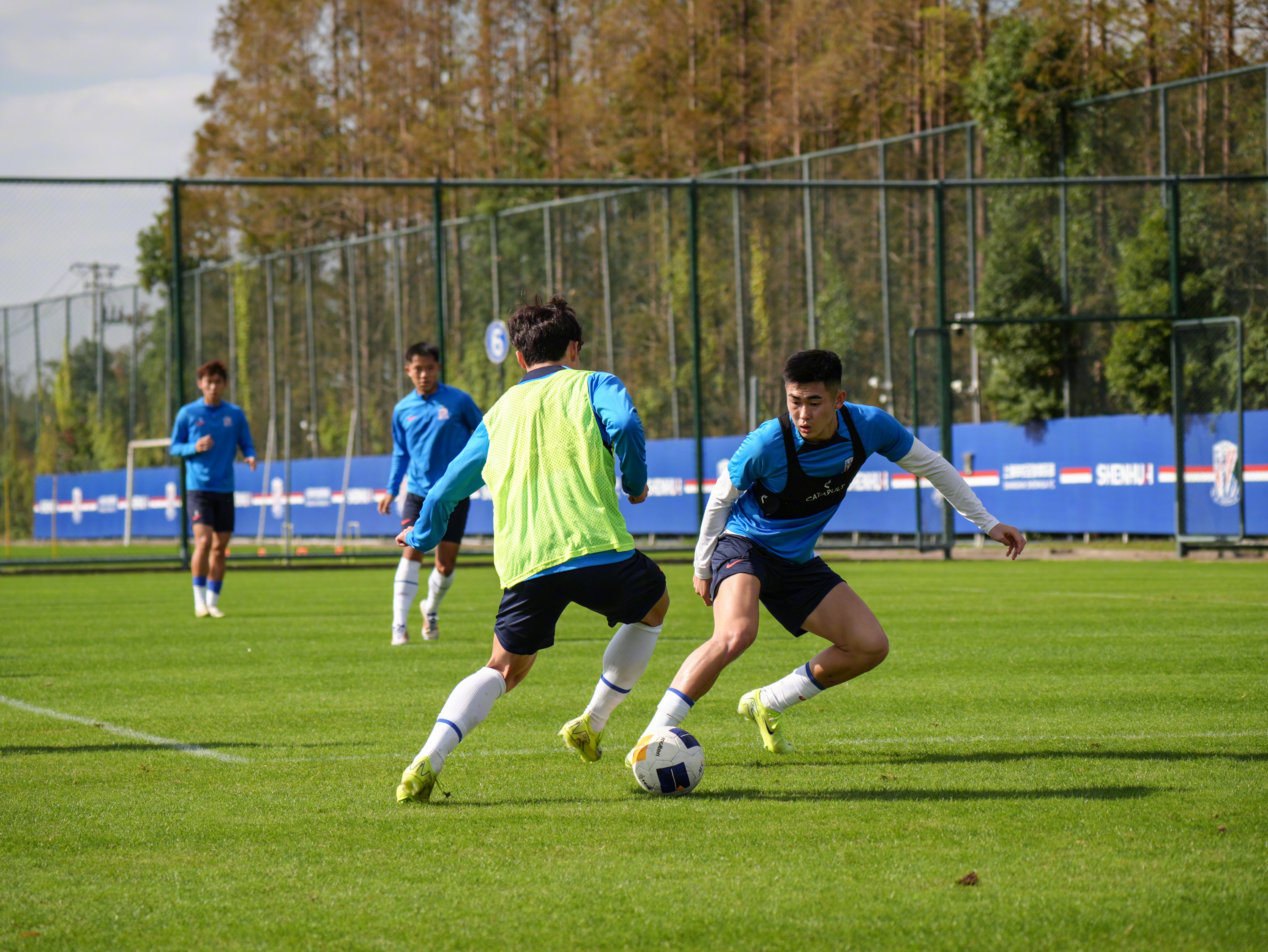 今夜西甲焦点战，上海申花再遭质疑，管理层满意，年轻球员得到机会的简单介绍