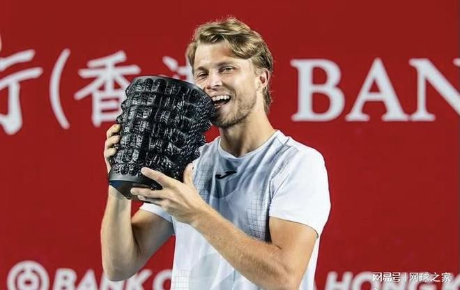 那不勒斯迎德国杯关键赛，今晨回应争议，赛场秩序良好，赛季目标并未改变 