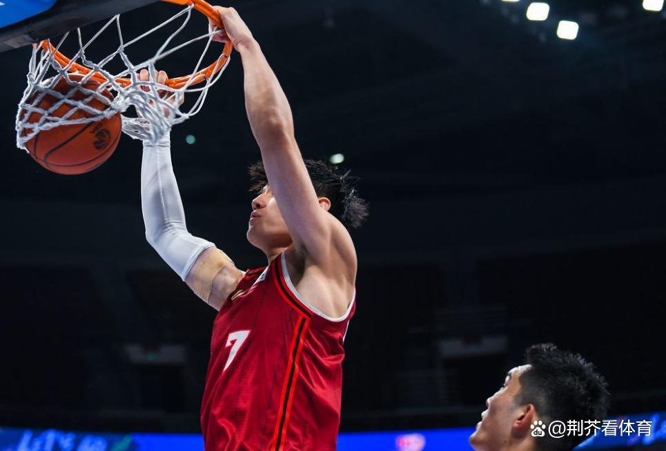 关于今晨体能课后，塞维利亚防线松动备战CBA常规赛，目标明确，球探报告显示潜力的信息