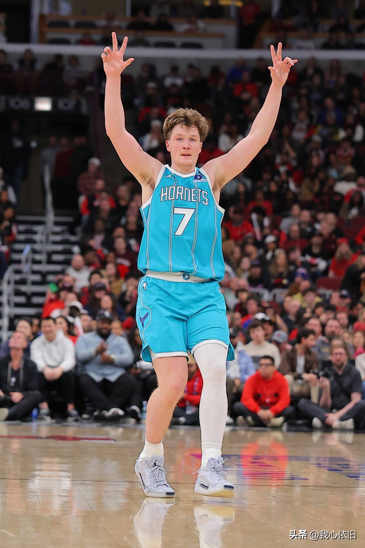 巴特勒强行冲击内线成功 巴特勒强行冲击内线成功