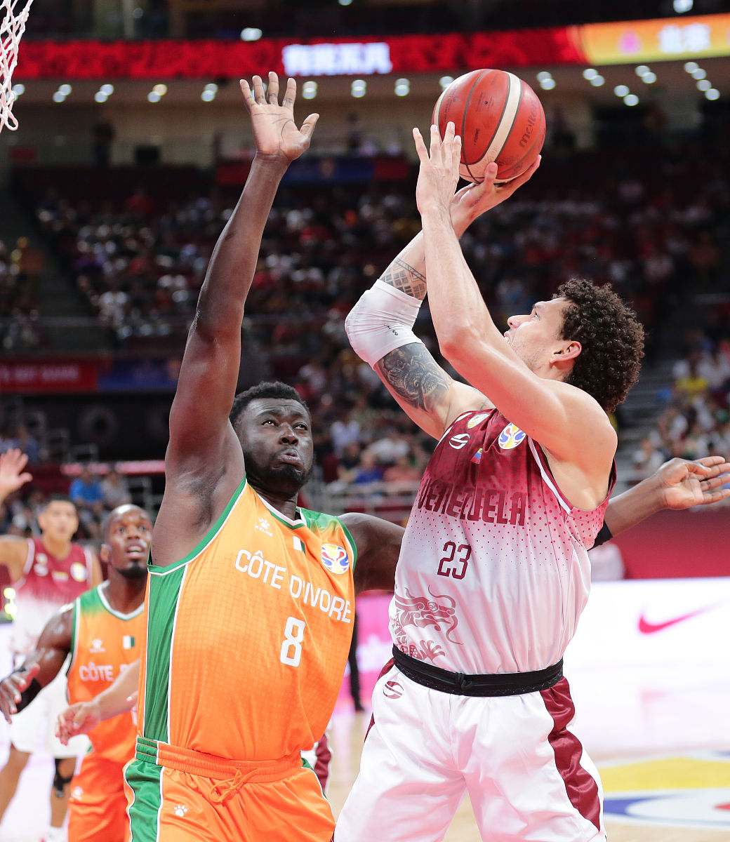 巴特勒强行冲击内线成功 巴特勒强行冲击内线成功