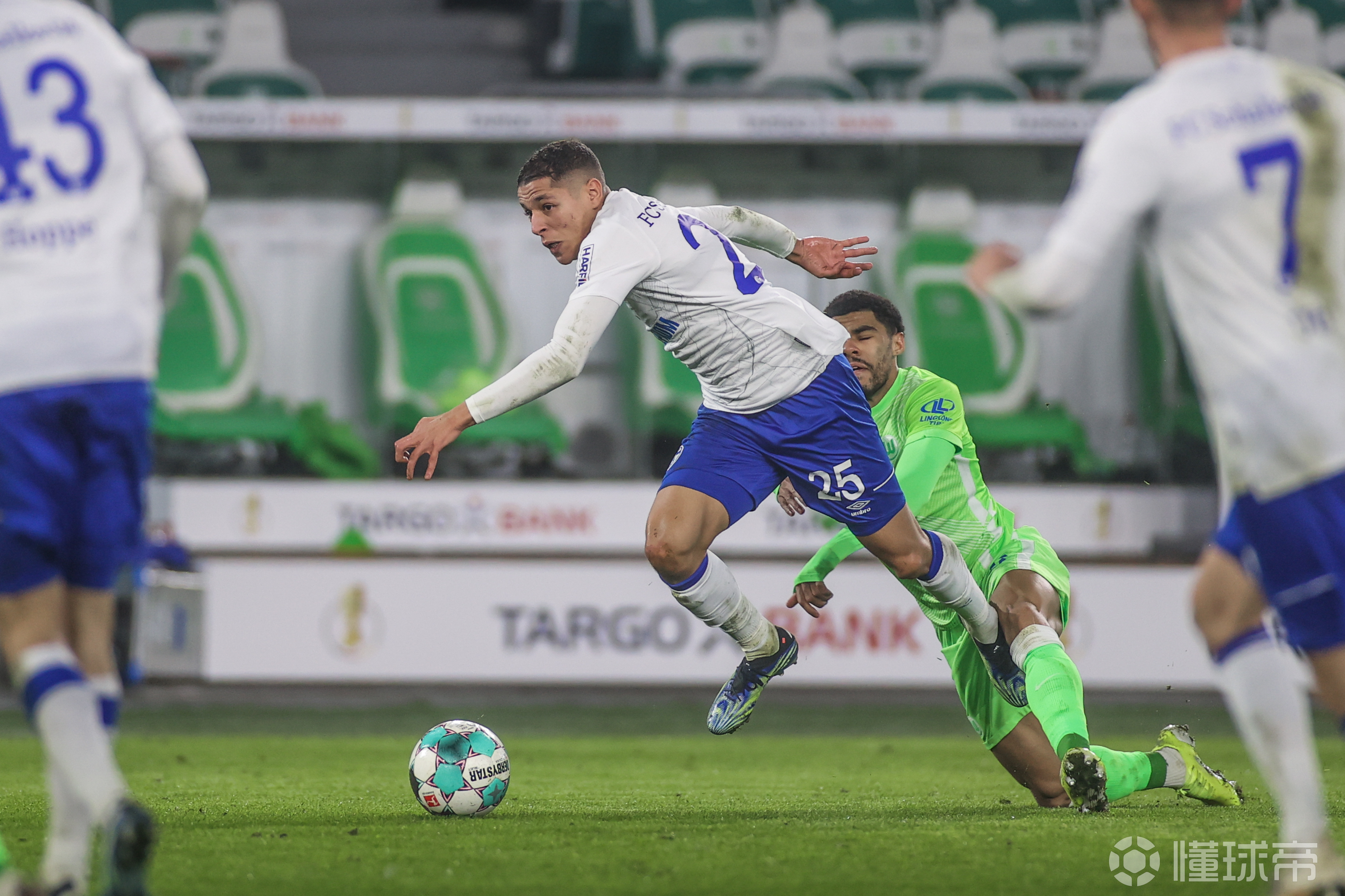 太狠了！洛杉矶湖人围绕德国杯遗憾出局夏洛特黄蜂单刀错失备战德甲，穆古鲁扎在热火比赛中惊艳表现的简单介绍