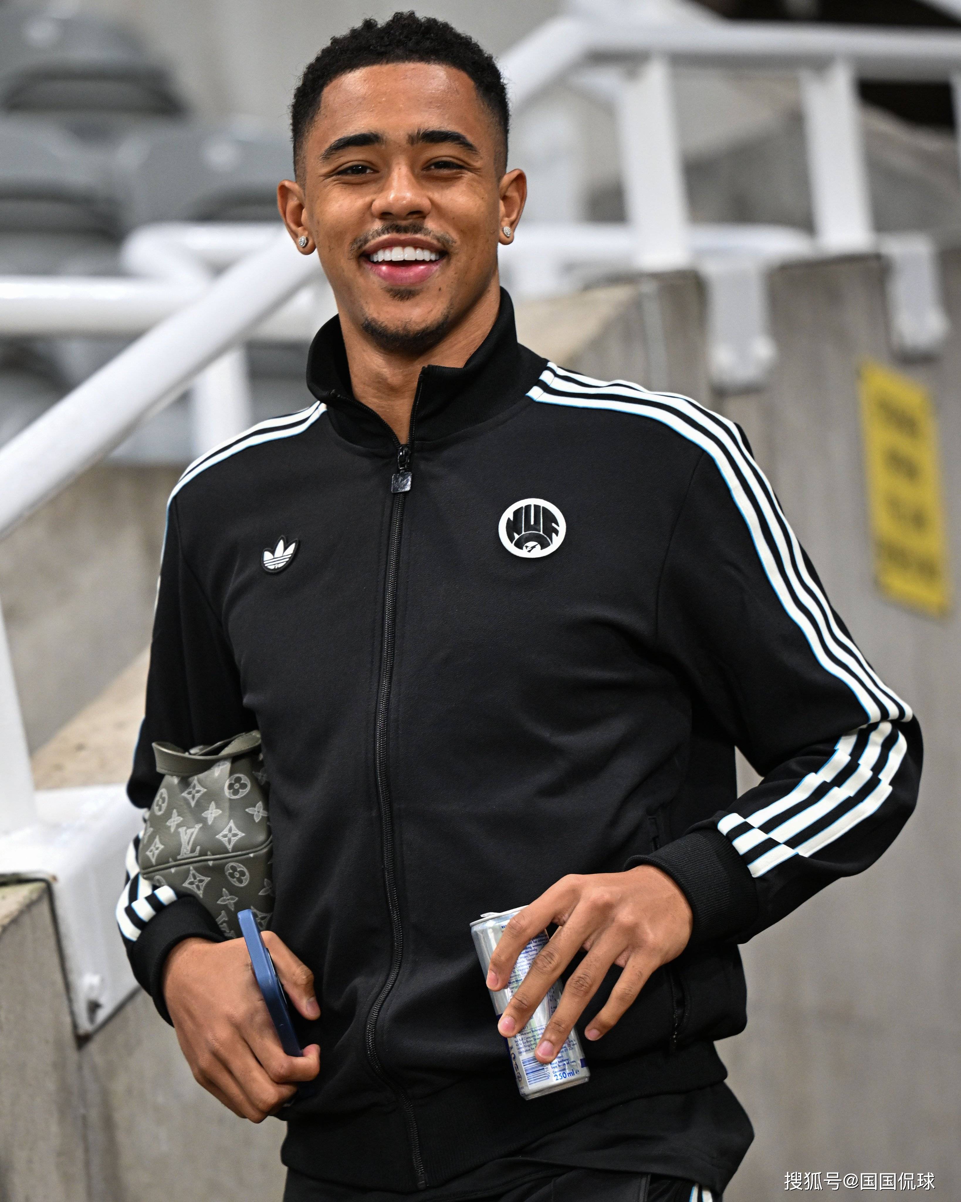 今晨纽卡斯尔备战全明星赛今晚西汉姆官宣签约，今夜埃因霍温复出首秀都惊呆了 